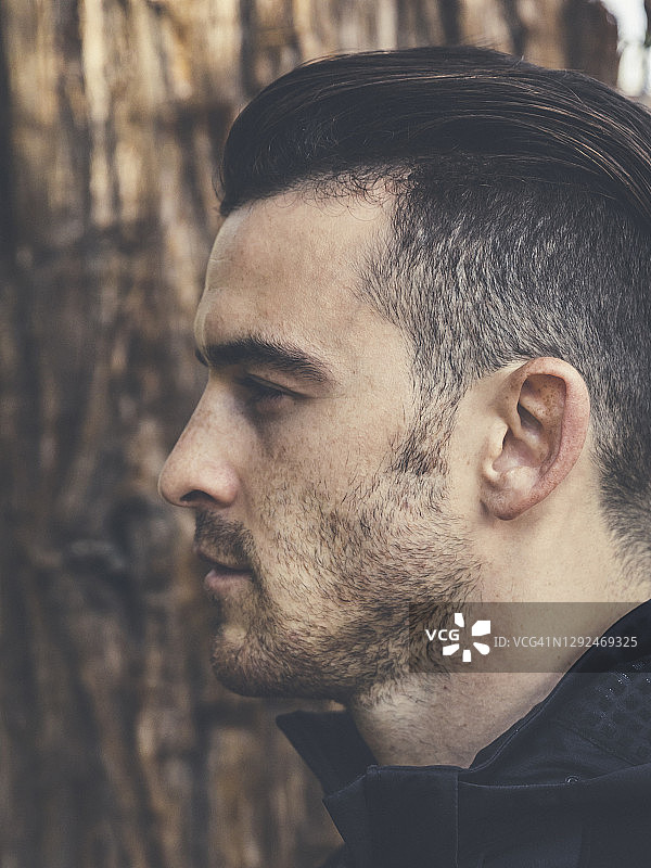 英俊男人看向远方的特写镜头图片素材