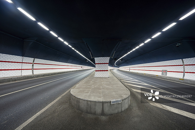 延伸至远方的隧道公路图片素材
