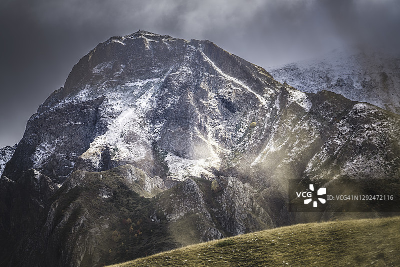阿斯亚高原的雪山风光图片素材