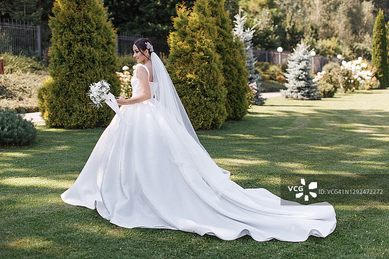 绿草坪上时尚的黑发新娘图片素材