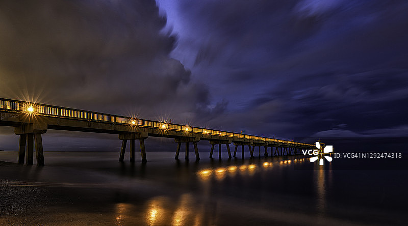 蓝色和金色码头图片素材