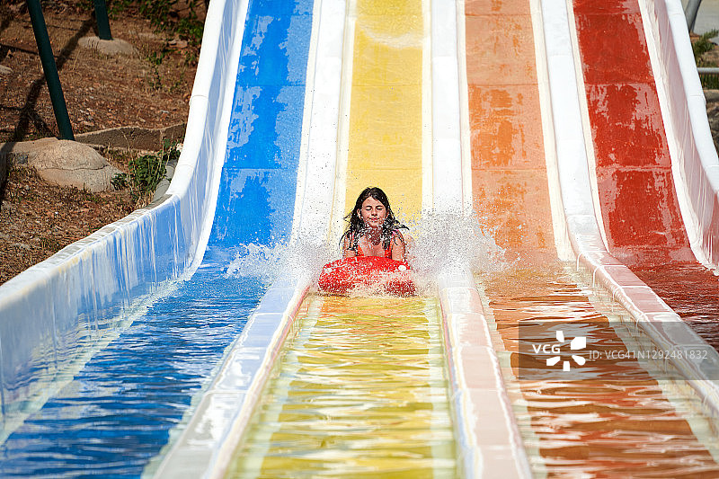 女孩在水上乐园玩耍图片素材