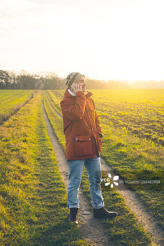 在户外用智能手机通话图片素材