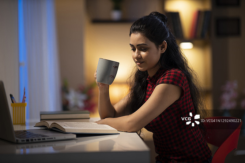 熬夜学习的女人图片素材