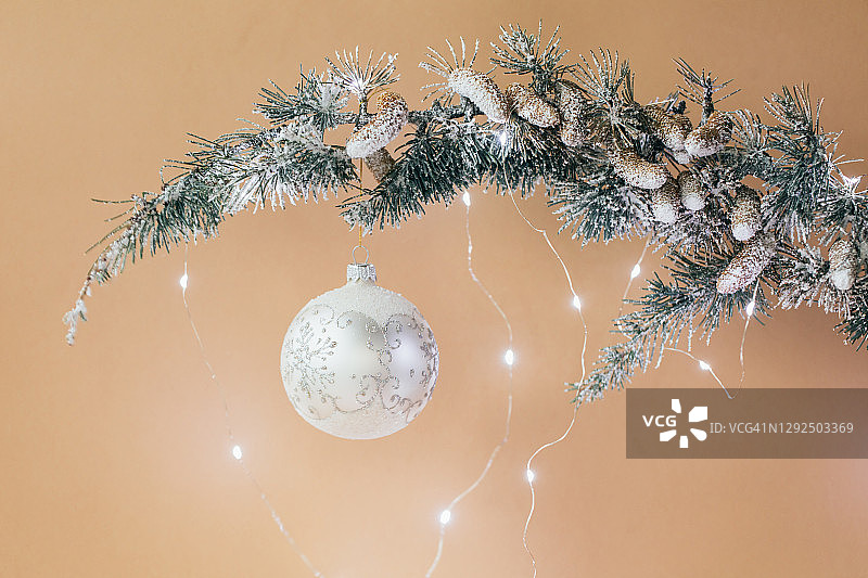 冷杉树枝上的圣诞饰品，新年节日圣诞装饰图片素材