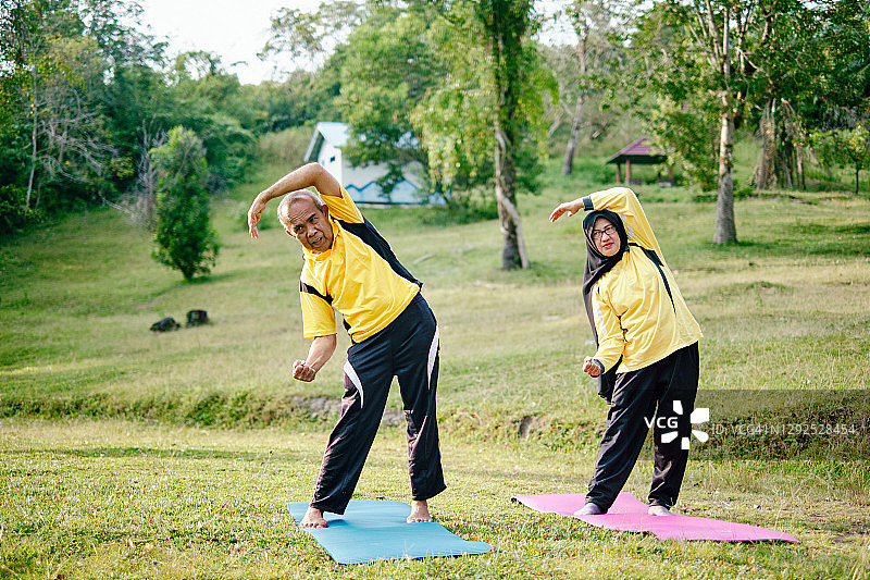 做瑜伽的亚洲老年穆斯林图片素材