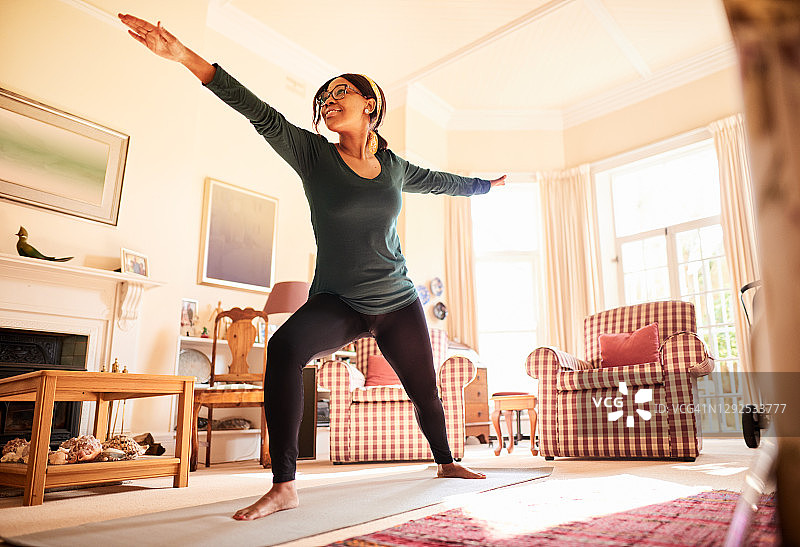 在家中做瑜伽的年轻女人图片素材