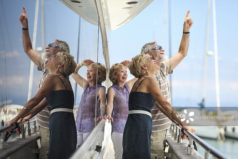 老年人在船上享受暑假图片素材