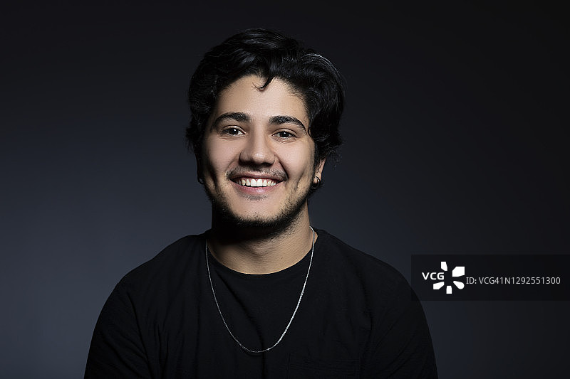 看着镜头的微笑男人图片素材