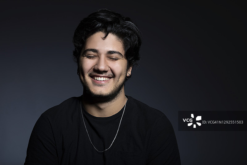 看着镜头的微笑男人图片素材