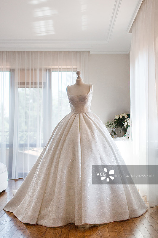 人体模型上令人惊叹的白色婚纱图片素材