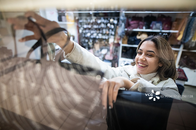 微笑少女在女装精品店购物图片素材