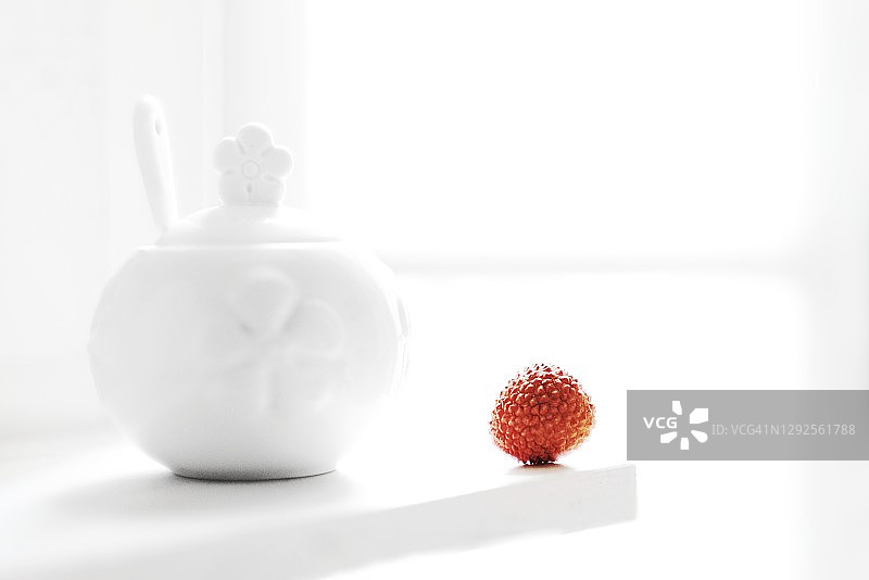 白色橱柜上的红梨图片素材