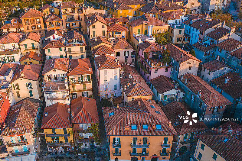 意大利传统村庄的红色瓦片屋顶图片素材