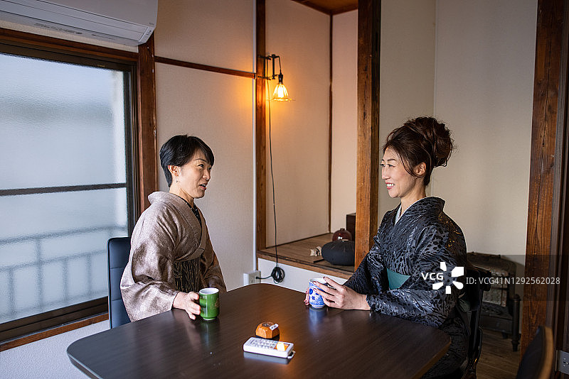 穿着和服在日式老屋内交谈的日本女性图片素材
