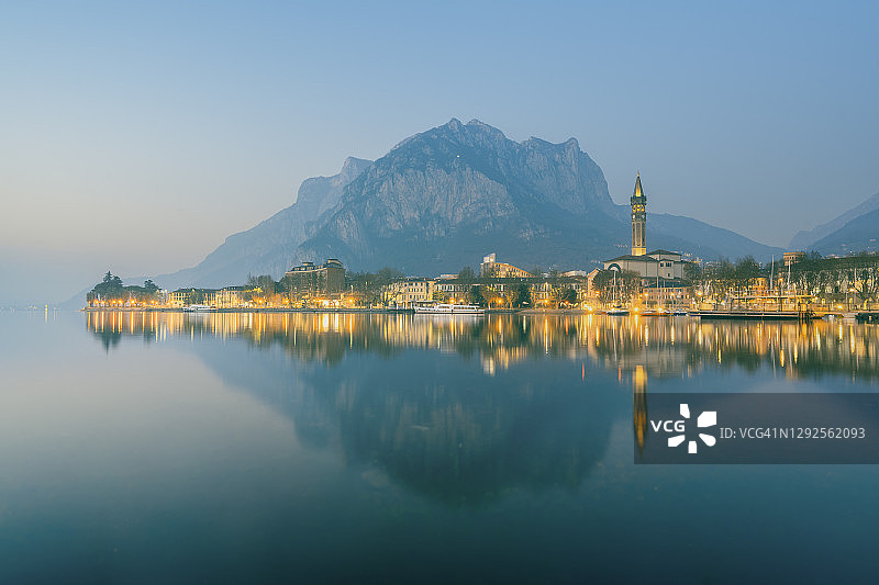 意大利科莫湖莱科的薄雾黄昏图片素材