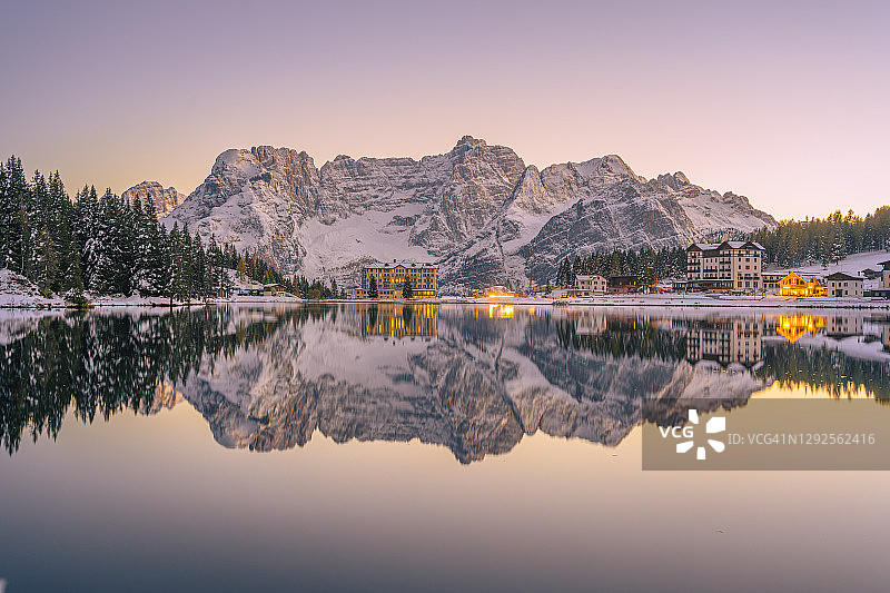 意大利多洛米蒂米苏里纳湖日落图片素材