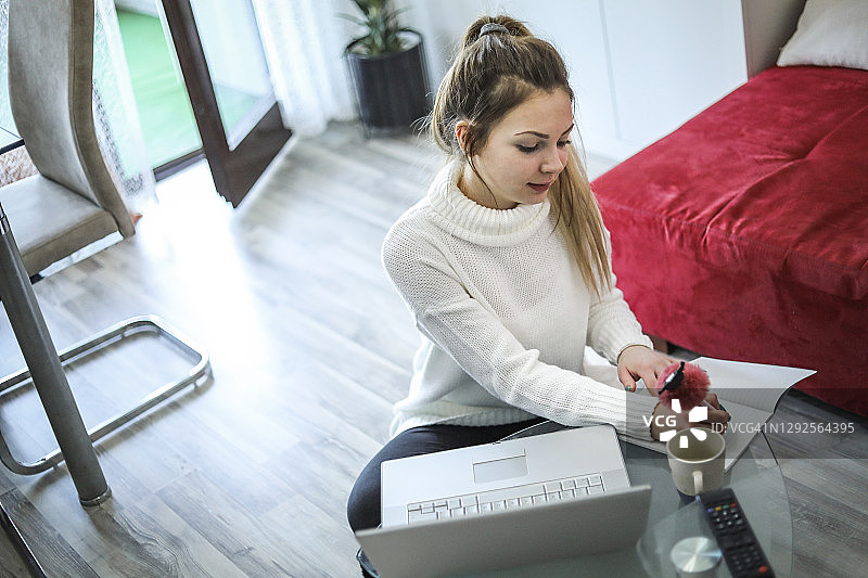 年轻女学生在家使用笔记本电脑学习图片素材