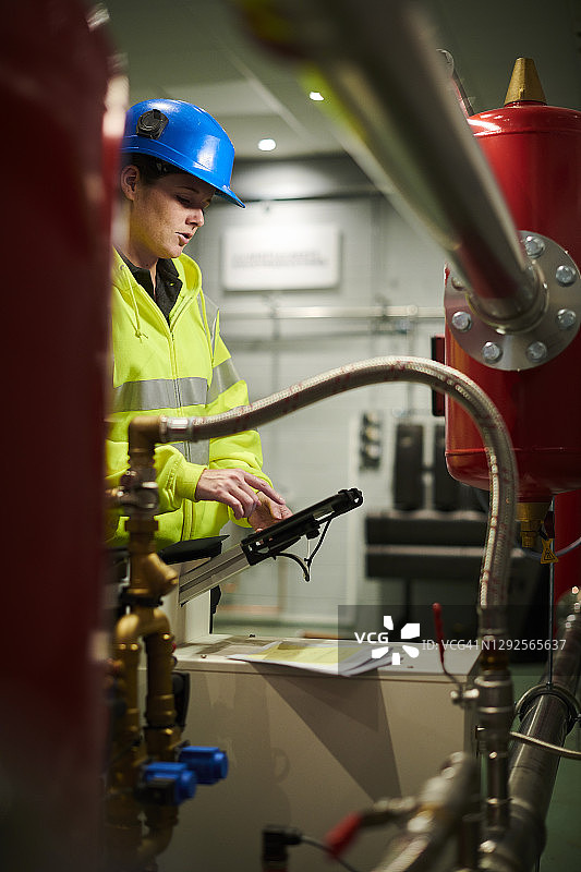 在汽轮机房里的女工程师图片素材