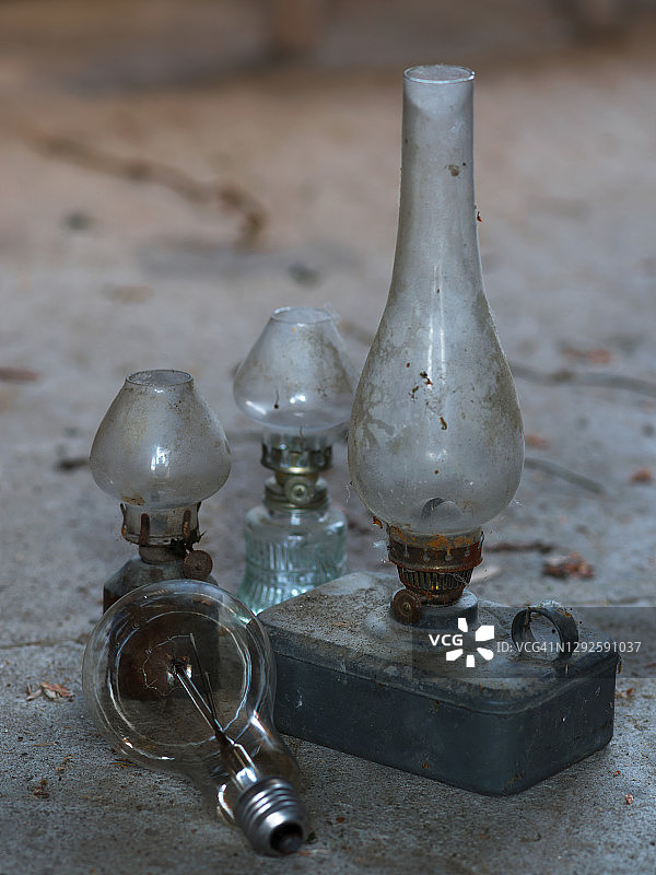 老式古董油灯和现代灯泡图片素材