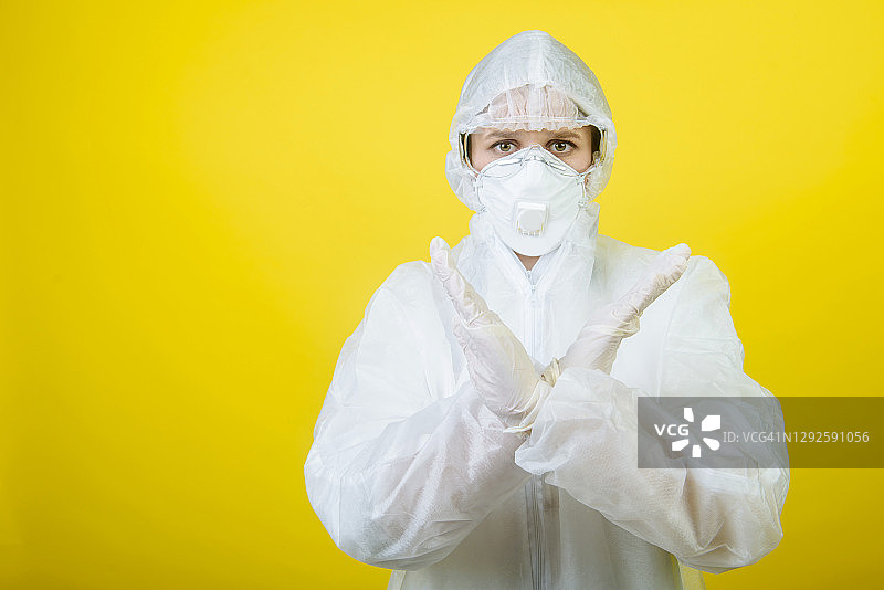 穿防护服的女科学家展示X符号图片素材
