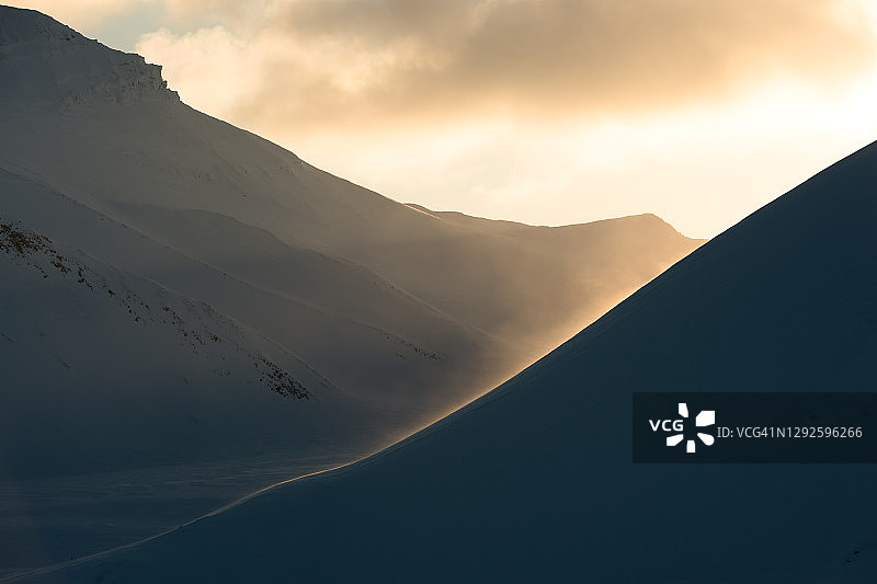 冰山和暴风雨中的日出图片素材