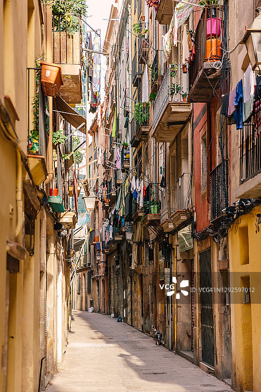西班牙巴塞罗那哥特区狭窄小巷图片素材