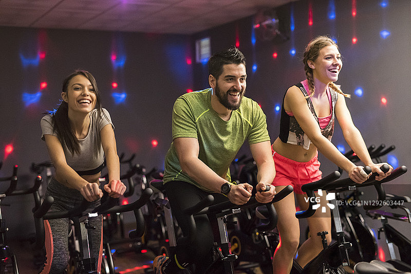 动感单车训练课图片素材