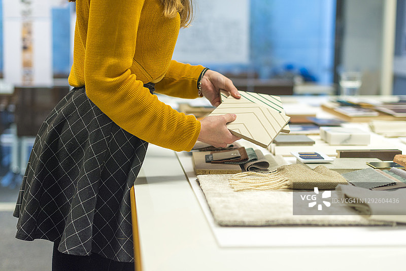 年轻的室内设计师在设计工作室查看瓷砖图片素材