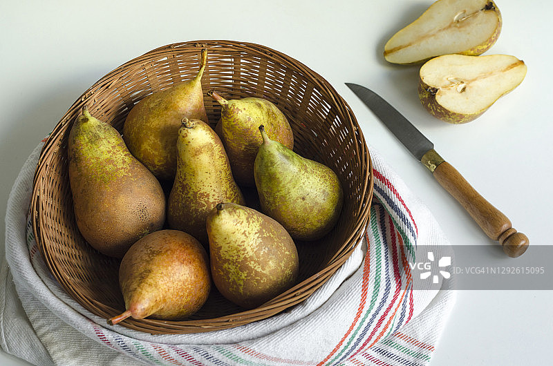 白色背景下的篮装高角度梨图片素材