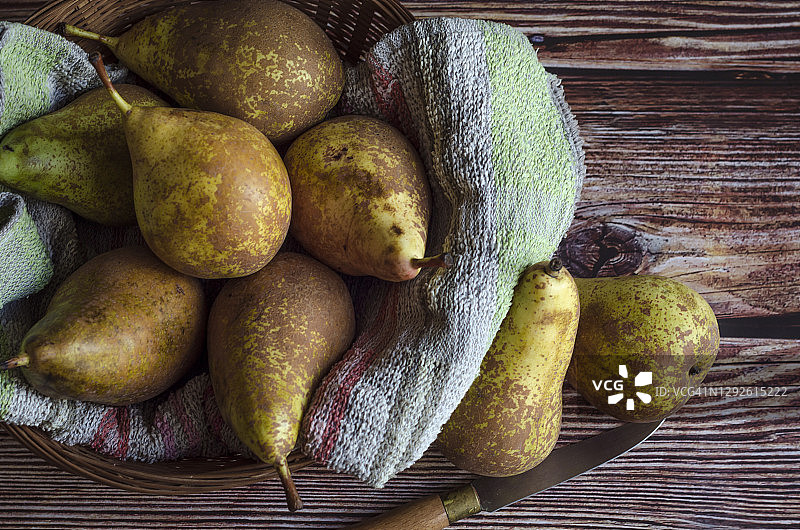 木桌上篮子里的 conference 梨高角度视图图片素材