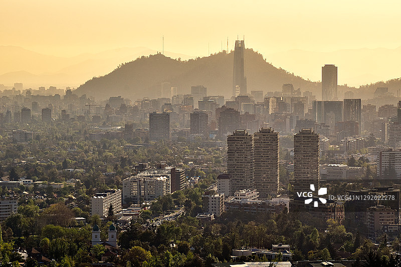 智利圣地亚哥城市天际线、圣克里斯托瓦尔山与摩天大楼图片素材