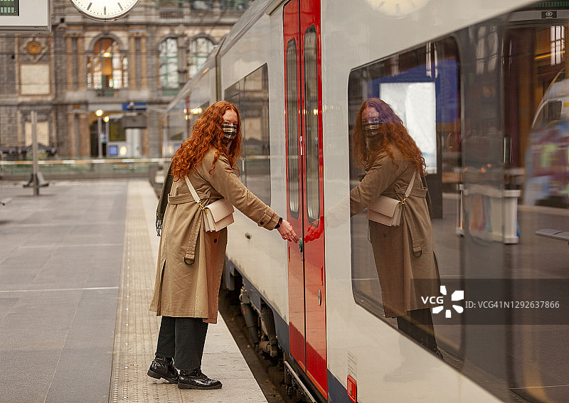 戴着口罩的年轻学生通勤者打开火车门，准备出发图片素材