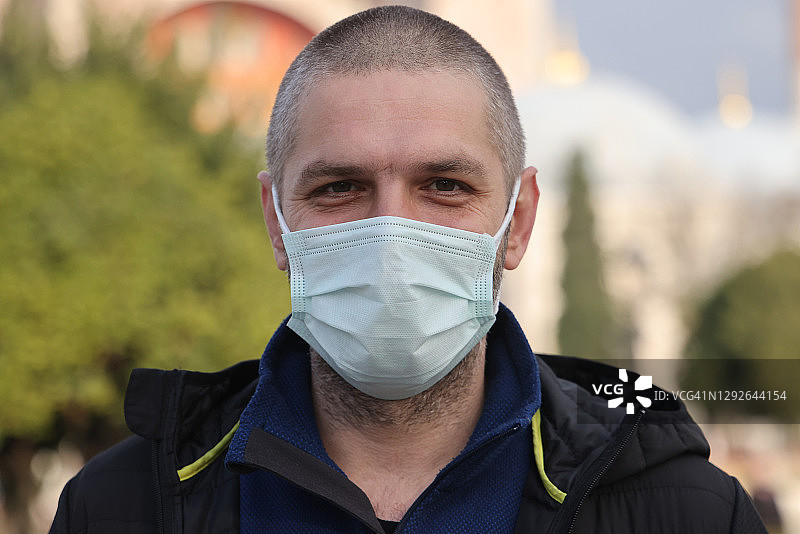 男子在户外戴着口罩图片素材