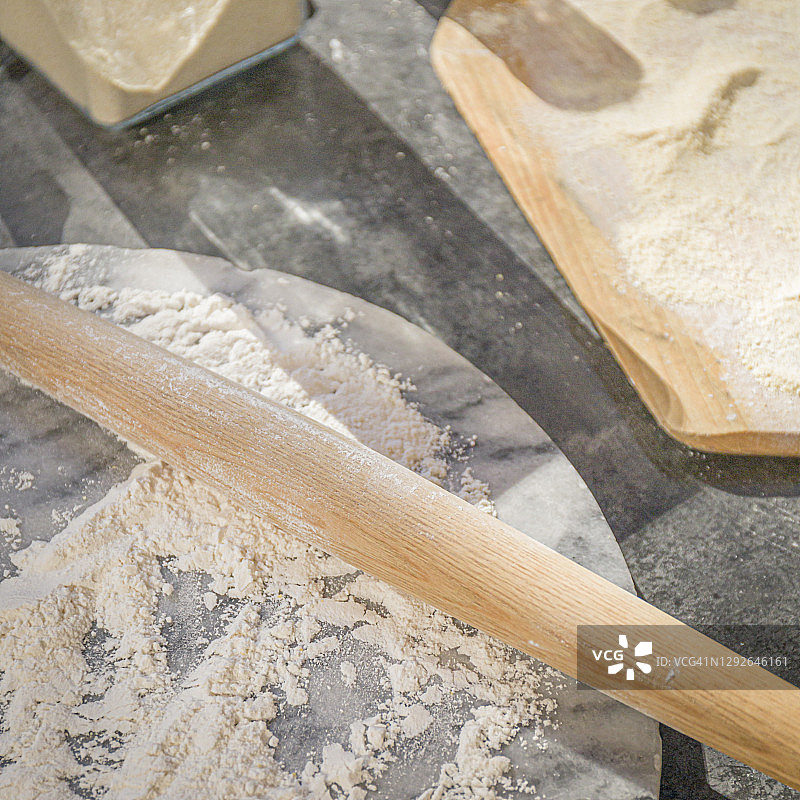 厨房台面上的擀面杖和面粉图片素材