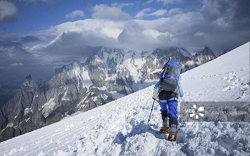 雪坡上的登山者图片素材