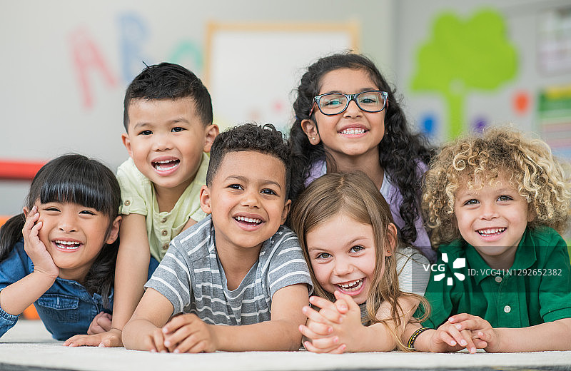 多民族幼儿园儿童的欢笑图片素材