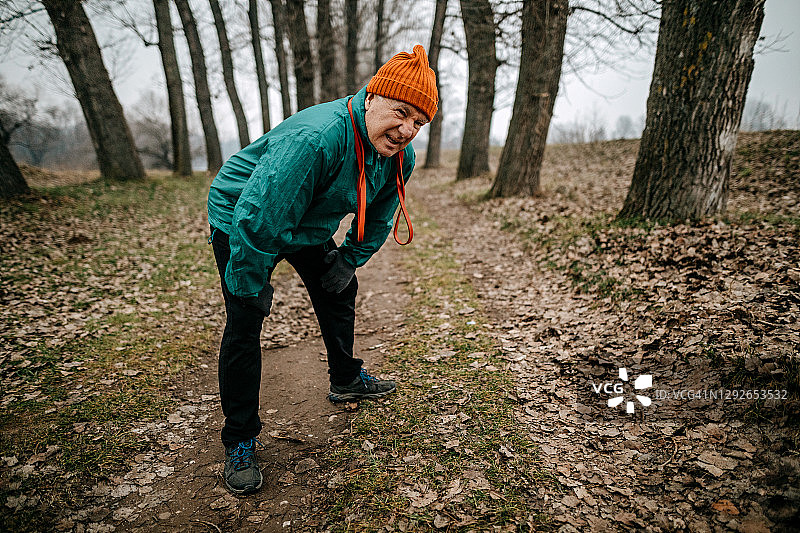 年长的男人慢跑后休息图片素材