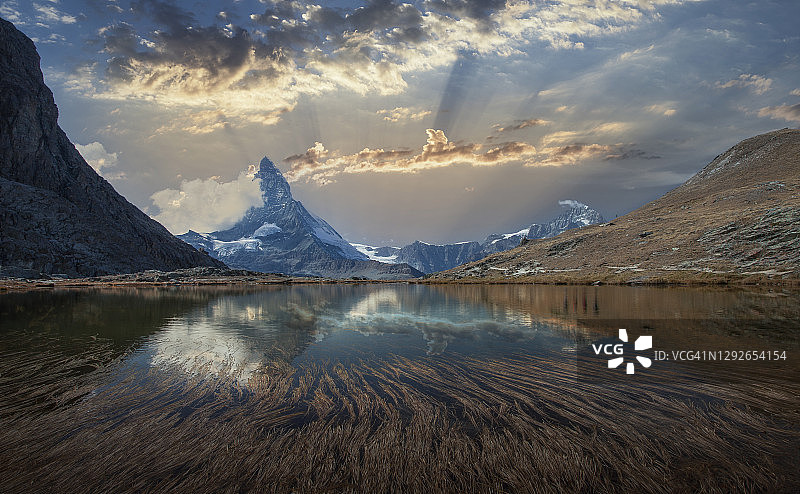 马特洪峰在阿尔卑斯湖中的倒影图片素材