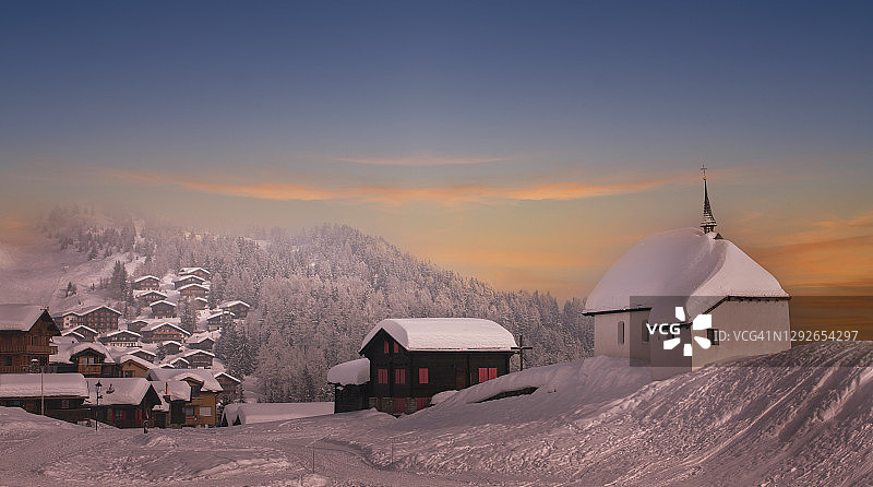 白雪覆盖的高山村庄图片素材