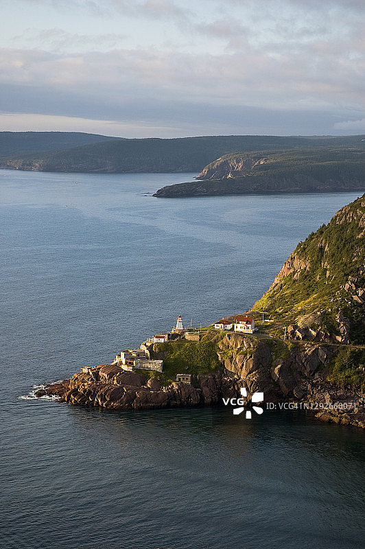 加拿大纽芬兰和拉布拉多省圣约翰斯港入口处的阿默斯特堡灯塔图片素材