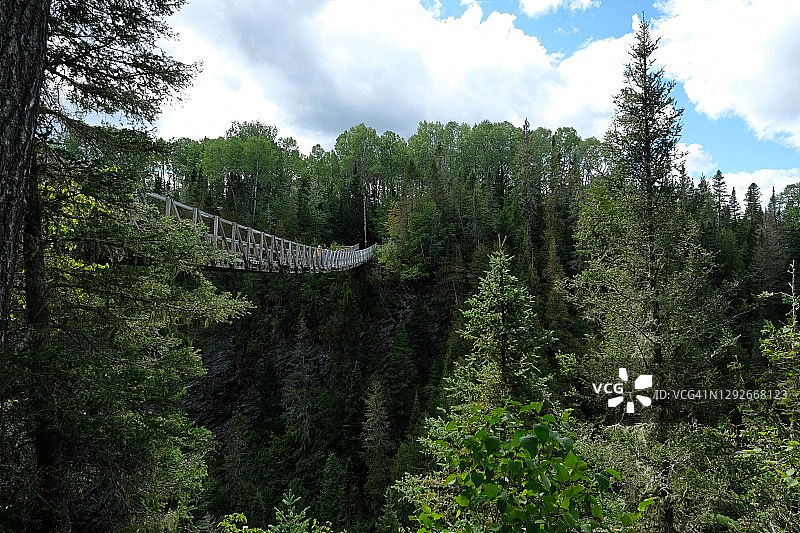 魁北克地狱门国家公园的吊桥图片素材