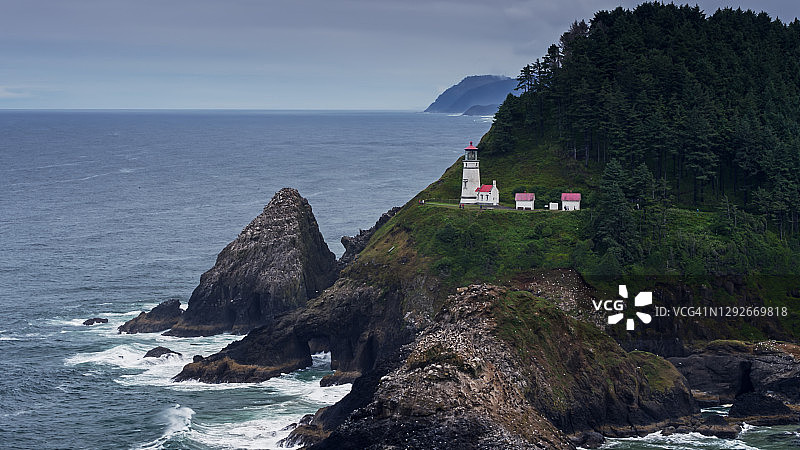 厄西塔角灯塔的航拍海浪图片素材