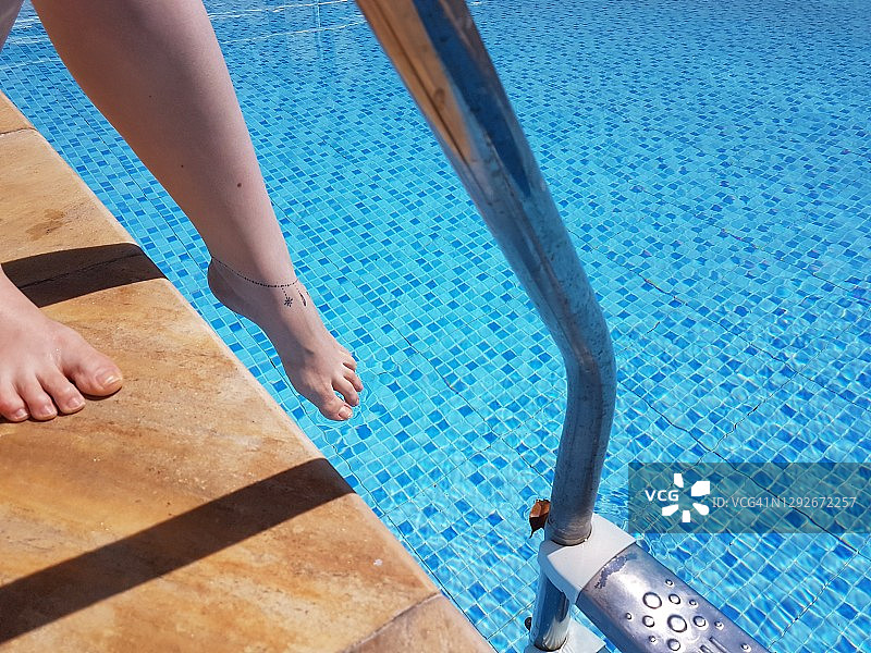 泳池中的脚图片素材