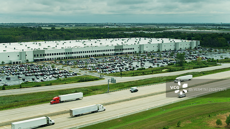 威斯康星州基诺沙附近的配送中心和高速公路 - 航拍图片素材