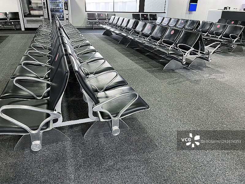 疫情期间空荡荡的机场候机区座椅图片素材