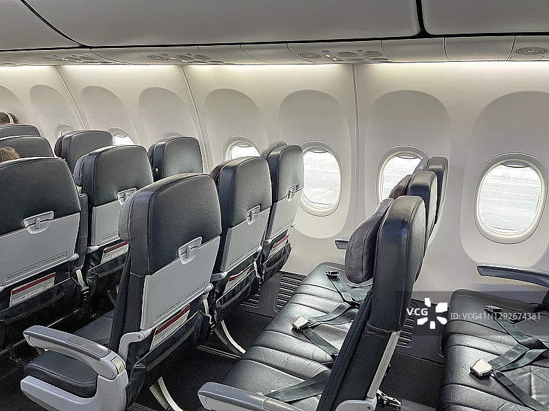 飞机机舱内的空座位（新冠疫情期间）图片素材