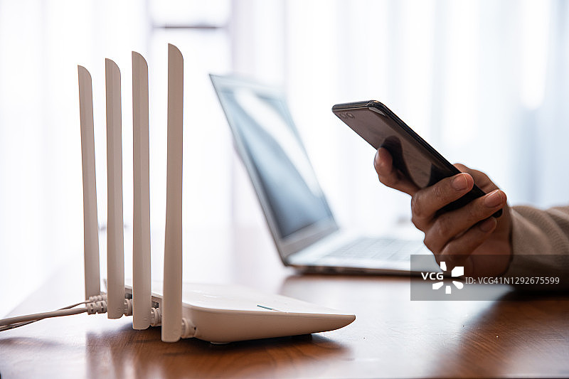 通过互联网路由器连接到Wi-Fi网络图片素材