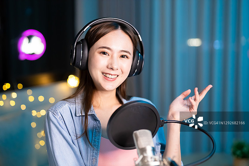 女人在录音室录制播客图片素材