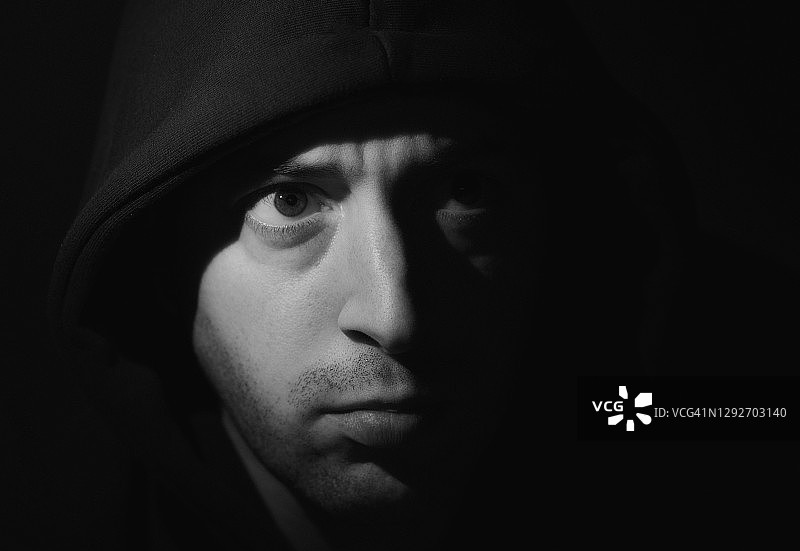 在家穿黑色卫衣的男孩黑白肖像图片素材